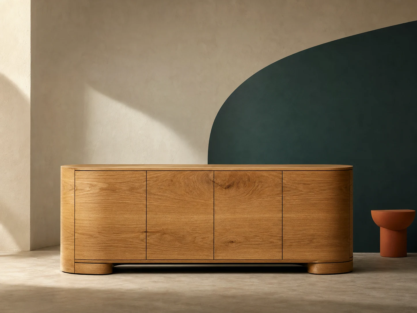 Vollständig sichtbares Eichen-Sideboard mit gerundeten Fronten